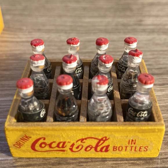 Miniature Coca Cola box with tiny bottles collector - Picture 3 of 17